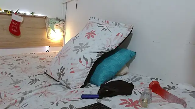 Emyli rousse  online show from December 17, 4:21 pm