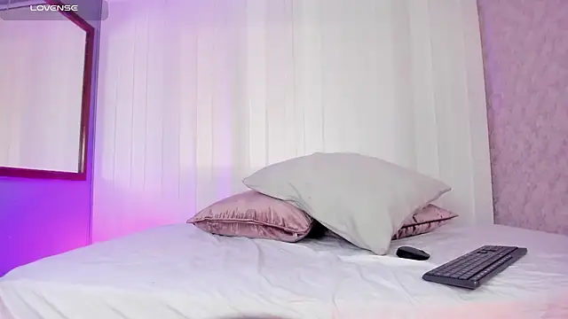 Pamela Johnsonn online show from February 17, 5:30 pm