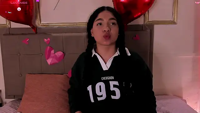 Snapshot of amandalee01 chatting on February 14, 7:43 pm amandalee01 online show from February 14, 7:43 pm