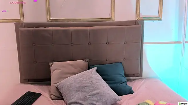 Snapshot of amandalee01 chatting on March 21, 8:23 pm amandalee01 online show from March 21, 8:23 pm