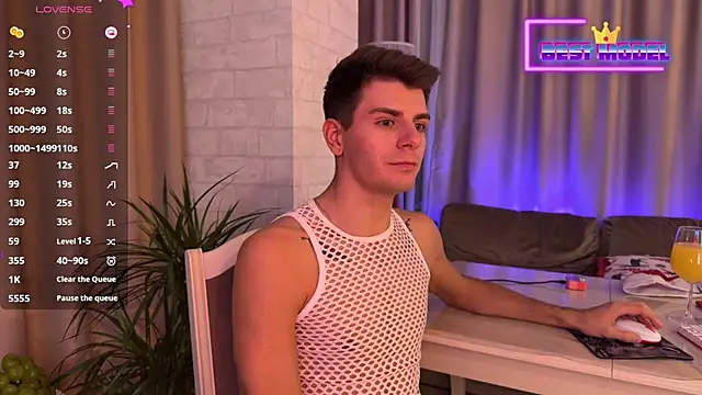 Snapshot of Walt_Enjoy chatting on January 1, 9:09 pm Walt Enjoy online show from January 1, 9:09 pm