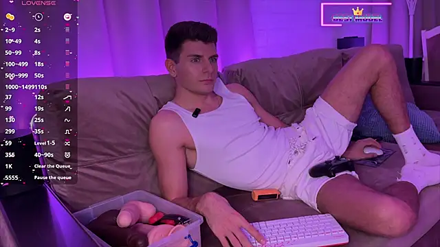 Snapshot of Walt_Enjoy chatting on February 18, 10:14 pm Walt Enjoy online show from February 18, 10:14 pm