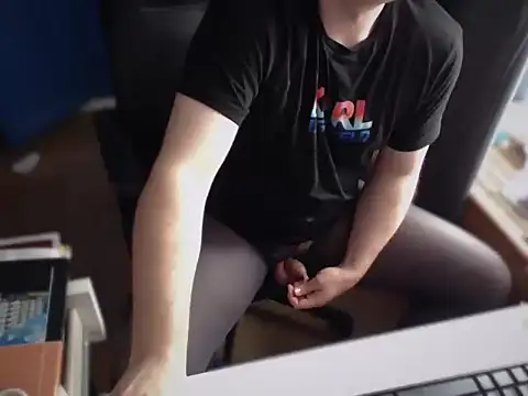 Snapshot of CuteMan33 chatting on October 31, 10:27 am CuteMan33 online show from October 31, 10:27 am