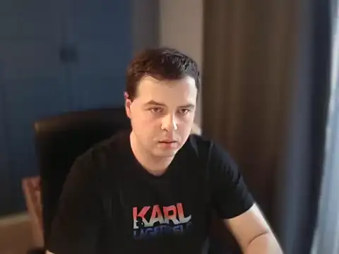 Snapshot of CuteMan33 chatting on November 10, 1:43 pm CuteMan33 online show from November 10, 1:43 pm