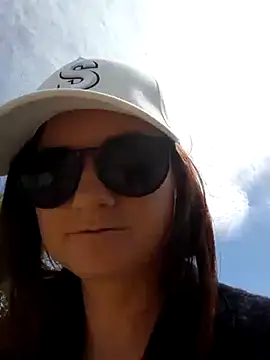 Snapshot of Samira-Summer chatting on March 13, 10:47 am Samira-Summer online show from March 13, 10:47 am