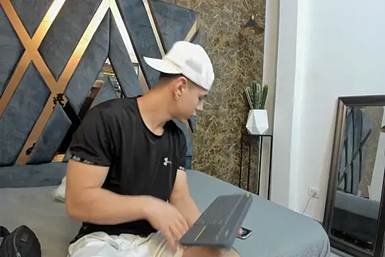 Flynn Riider online show from December 27, 11:17 am