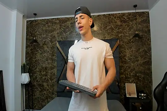 Flynn Riider online show from January 3, 11:25 am