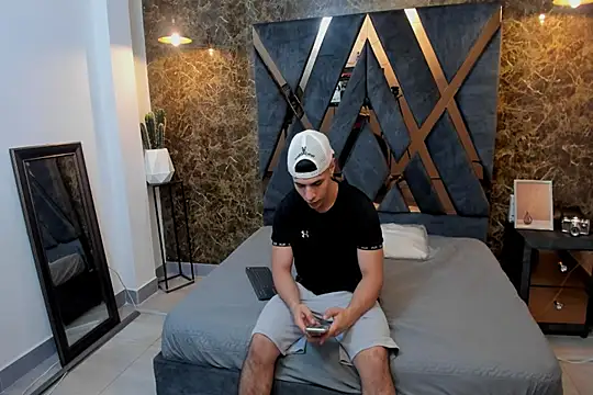 Flynn Riider online show from January 6, 11:18 am