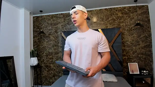 Flynn Riider online show from January 11, 11:34 am