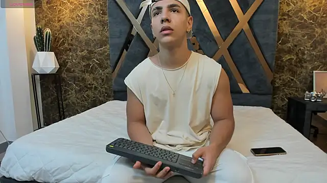 Flynn Riider online show from March 7, 11:40 am