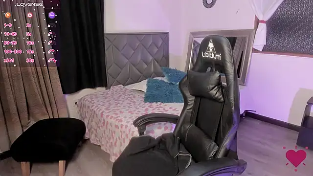 Aurora Hotson online show from January 30, 1:11 am