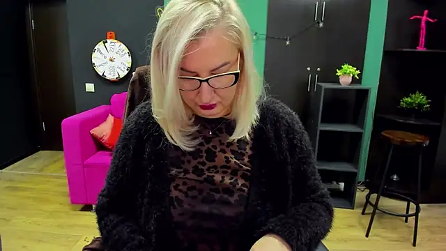 ChristyBrooks online show from December 21, 7:04 am