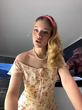 Snapshot of NicoleCut chatting on September 18, 10:39 am NicoleCut online show from September 18, 10:39 am