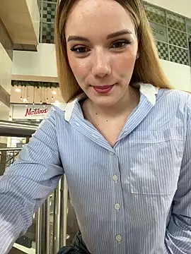 Snapshot of NicoleCut chatting on September 24, 7:17 pm NicoleCut online show from September 24, 7:17 pm