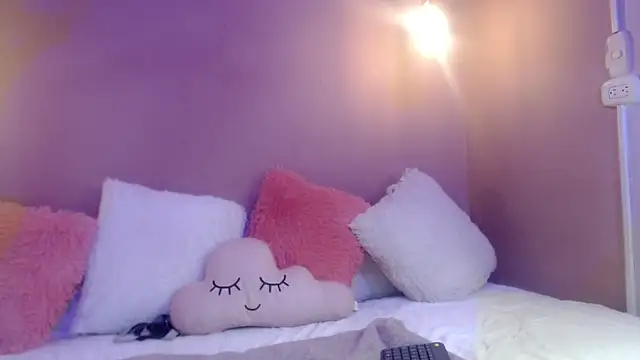 Snapshot of cami_fire chatting on February 19, 11:04 pm cami fire online show from February 19, 11:04 pm