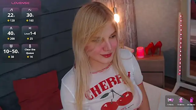 Snapshot of CrystalWoods94 chatting on September 13, 1:44 pm CrystalWoods94 online show from September 13, 1:44 pm