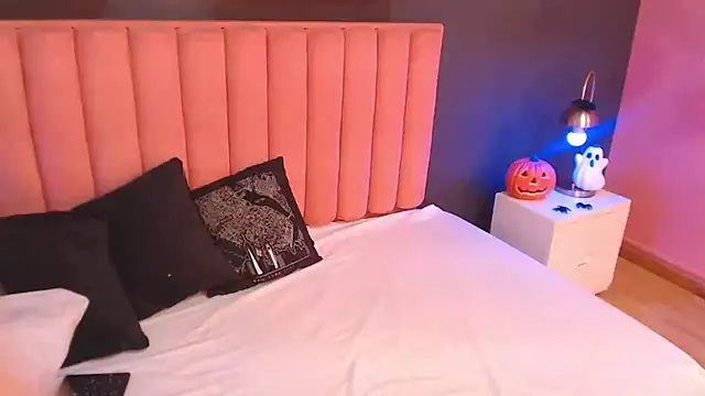 Snapshot of CrystalWoods94 chatting on October 31, 1:56 pm CrystalWoods94 online show from October 31, 1:56 pm