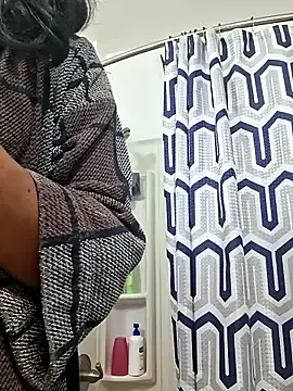 Snapshot of LuckiXCX chatting on April 6, 8:37 am LuckiXCX online show from April 6, 8:37 am