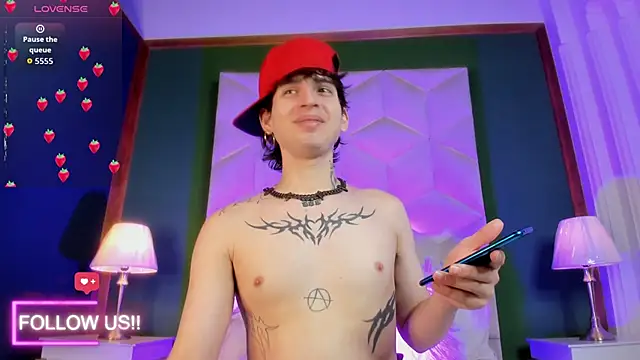 Snapshot of sett_and_gwen chatting on October 18, 4:04 am sett and gwen online show from October 18, 4:04 am