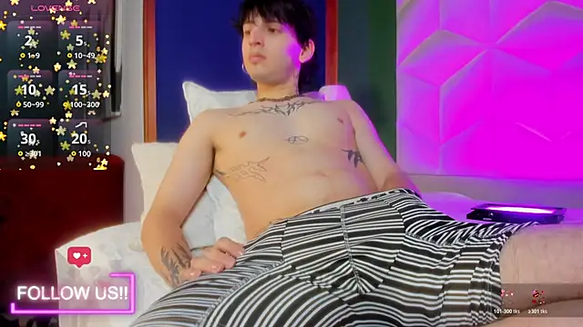 Snapshot of sett_and_gwen chatting on October 25, 3:58 am sett and gwen online show from October 25, 3:58 am