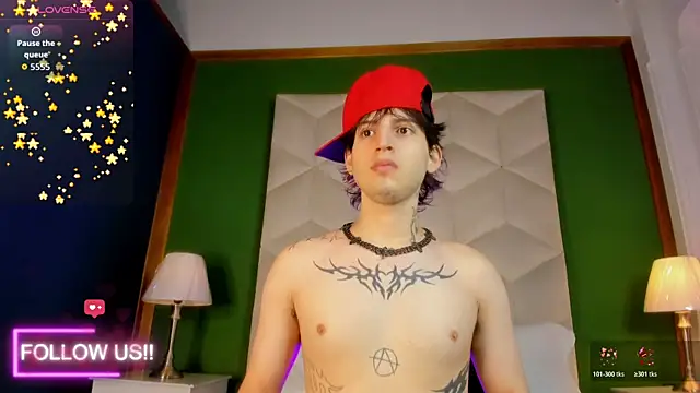 Snapshot of sett_and_gwen chatting on October 31, 4:13 am sett and gwen online show from October 31, 4:13 am