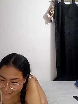 Snapshot of honeyblue_1 chatting on March 17, 5:12 am honeyblue 1 online show from March 17, 5:12 am