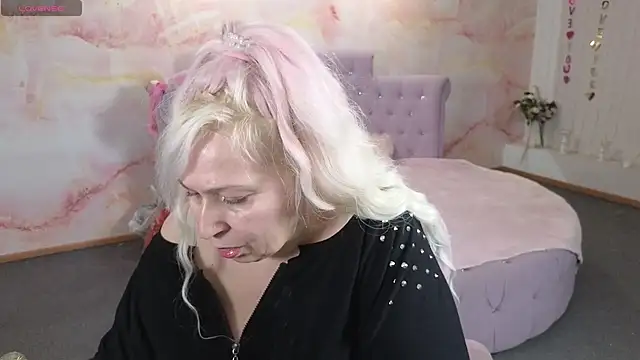 Snapshot of Penelope_Pinky chatting on April 28, 11:37 am Penelope Pinky online show from April 28, 11:37 am