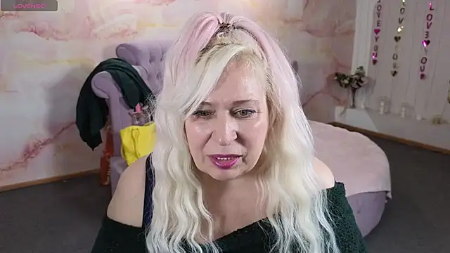 Snapshot of Penelope_Pinky chatting on May 12, 10:45 am Penelope Pinky online show from May 12, 10:45 am