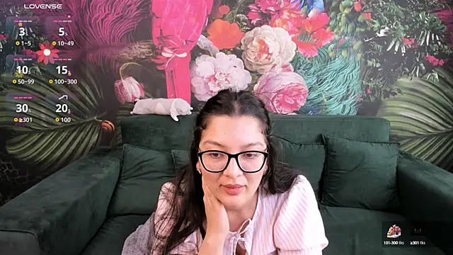 Snapshot of ZarifaBev chatting on October 10, 3:44 pm ZarifaBev online show from October 10, 3:44 pm