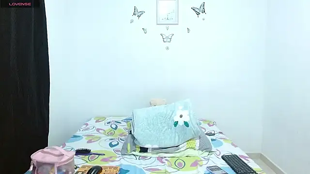 Snapshot of littleshydoll chatting on February 14, 11:34 pm littleshydoll online show from February 14, 11:34 pm