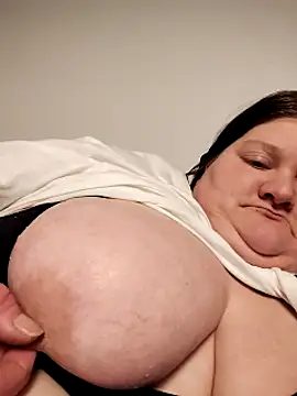 Snapshot of chrissybear84 chatting on February 19, 6:00 pm chrissybear84 online show from February 19, 6:00 pm