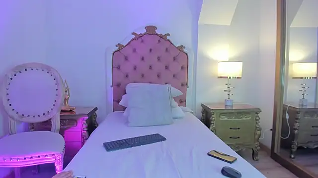 Snapshot of rebeca_watsson chatting on October 28, 11:47 am rebeca watsson online show from October 28, 11:47 am