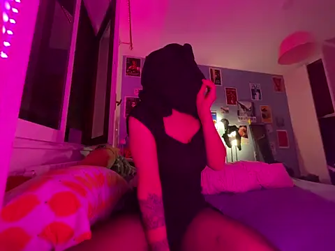 Snapshot of littlewitchxoxo chatting on December 15, 4:37 pm littlewitchxoxo online show from December 15, 4:37 pm