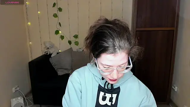 Snapshot of Alicia_redfollow chatting on January 26, 6:28 am Alicia redfollow online show from January 26, 6:28 am