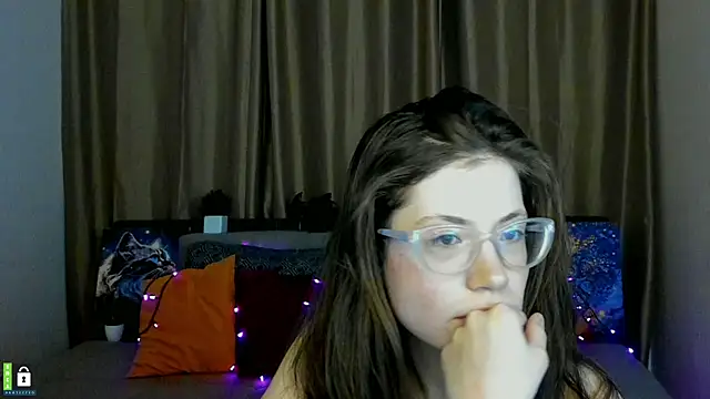 Snapshot of Alicia_redfollow chatting on February 12, 3:40 am Alicia redfollow online show from February 12, 3:40 am