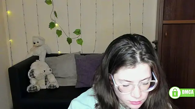 Snapshot of Alicia_redfollow chatting on February 16, 3:37 am Alicia redfollow online show from February 16, 3:37 am