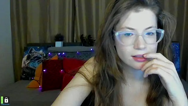 Snapshot of Alicia_redfollow chatting on February 17, 12:43 am Alicia redfollow online show from February 17, 12:43 am