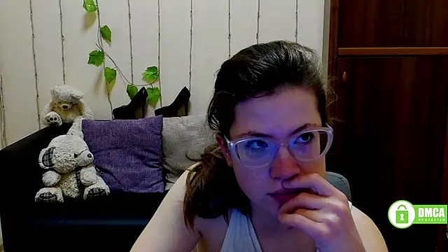 Snapshot of Alicia_redfollow chatting on March 4, 6:37 am Alicia redfollow online show from March 4, 6:37 am