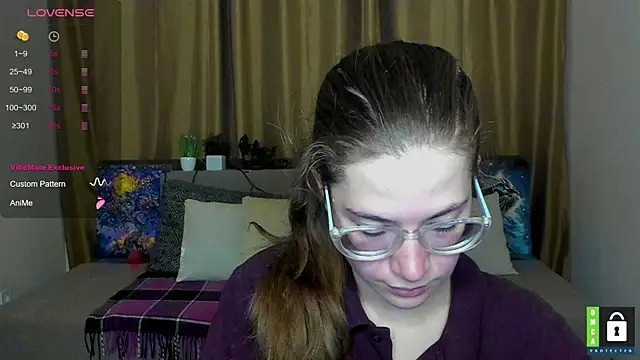 Snapshot of Alicia_redfollow chatting on October 14, 5:25 pm Alicia redfollow online show from October 14, 5:25 pm