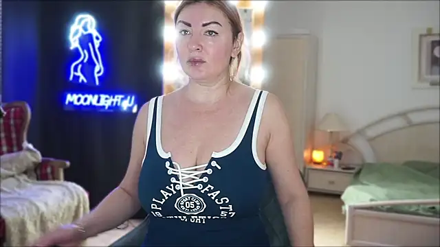 Snapshot of moonlight4u chatting on February 4, 5:21 am moonlight4u online show from February 4, 5:21 am