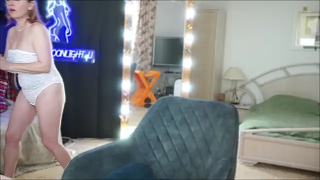 Snapshot of moonlight4u chatting on March 10, 6:05 am moonlight4u online show from March 10, 6:05 am