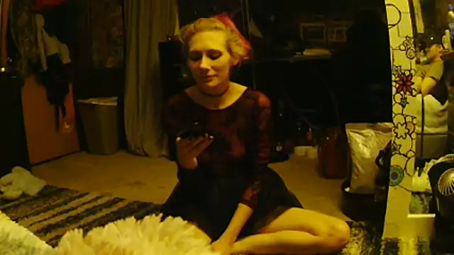 Snapshot of EroticKityii chatting on April 5, 6:43 am EroticKityii online show from April 5, 6:43 am