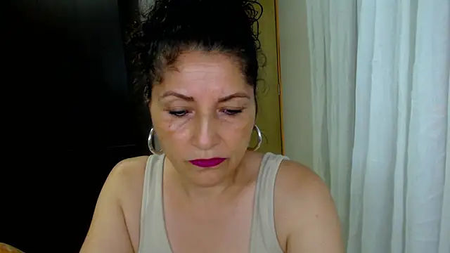 Snapshot of arianna_ros3 chatting on April 21, 11:51 pm arianna ros3 online show from April 21, 11:51 pm
