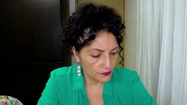 Snapshot of arianna_ros3 chatting on May 1, 1:21 am arianna ros3 online show from May 1, 1:21 am