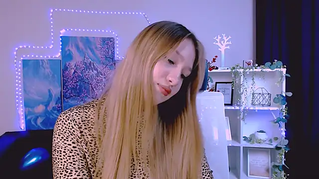 Snapshot of playful_sophie chatting on February 21, 12:38 am playful sophie online show from February 21, 12:38 am