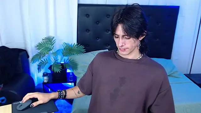 Snapshot of andreey50 chatting on November 22, 1:43 pm andreey50 online show from November 22, 1:43 pm