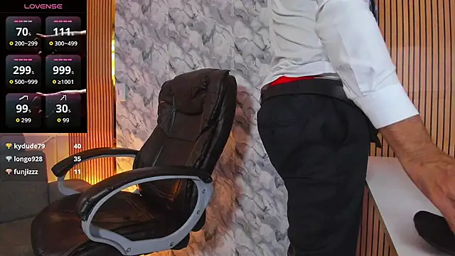 Snapshot of Hideintheoffice chatting on October 13, 11:43 am Hideintheoffice online show from October 13, 11:43 am