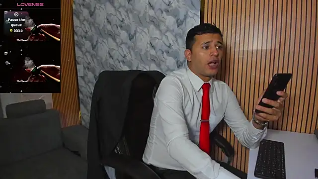 Hideintheoffice online show from December 17, 11:38 am