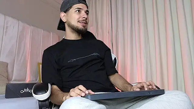 Snapshot of Samir_bear chatting on October 31, 12:39 pm Samir bear online show from October 31, 12:39 pm