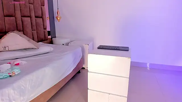 victoriaroyce1 online show from March 31, 1:11 pm